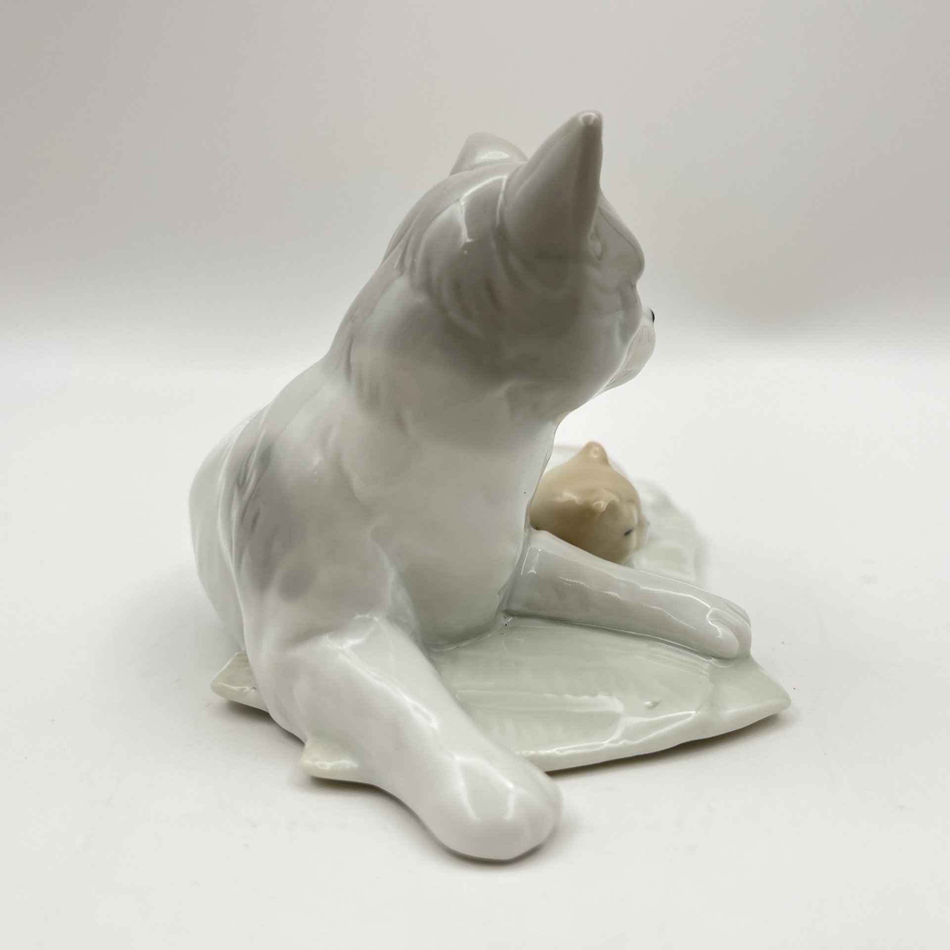 Статуэтка "Кошка с котенком", фарфор, Азия, 2010-2020 гг.