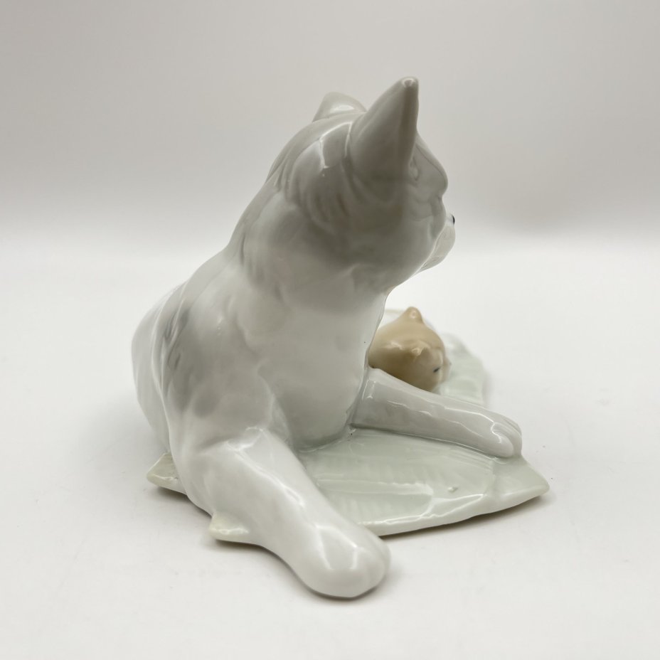 Статуэтка "Кошка с котенком", фарфор, Азия, 2010-2020 гг.