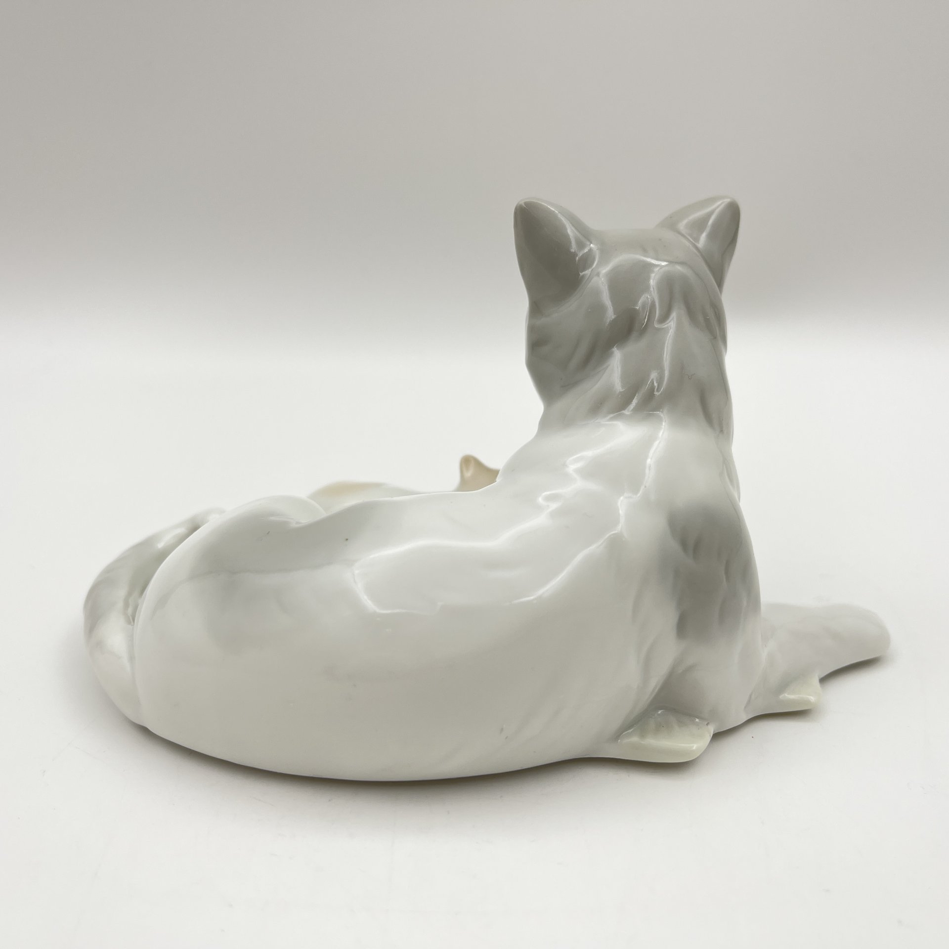 Статуэтка "Кошка с котенком", фарфор, Азия, 2010-2020 гг.