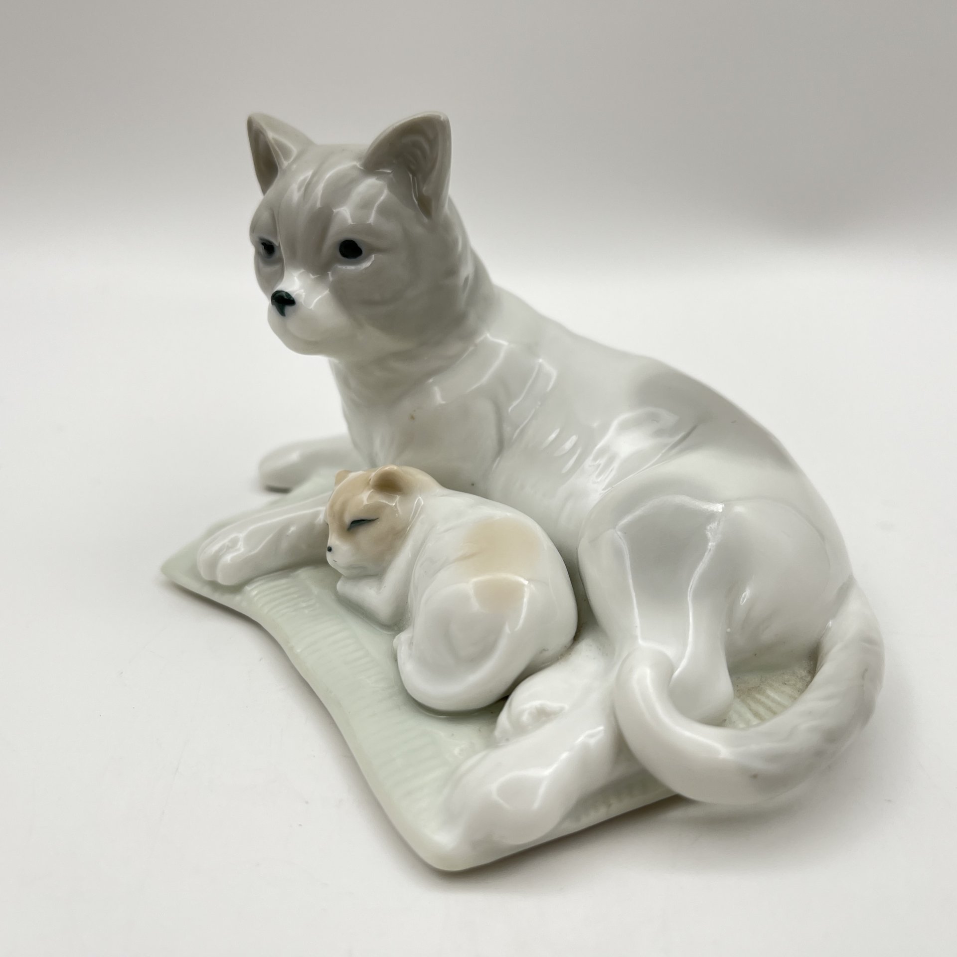 Статуэтка "Кошка с котенком", фарфор, Азия, 2010-2020 гг.