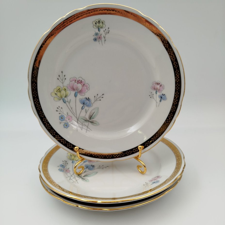 Набор десертных тарелок с цветочным декором и золотистым кантом (3 шт.), фарфор, деколь, золочение, Porzellanfabrik Kalk (KPE), ГДР, 1950-1990 гг.