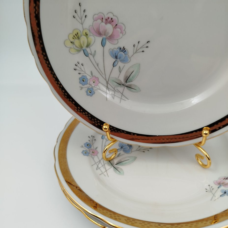 Набор десертных тарелок с цветочным декором и золотистым кантом (3 шт.), фарфор, деколь, золочение, Porzellanfabrik Kalk (KPE), ГДР, 1950-1990 гг.