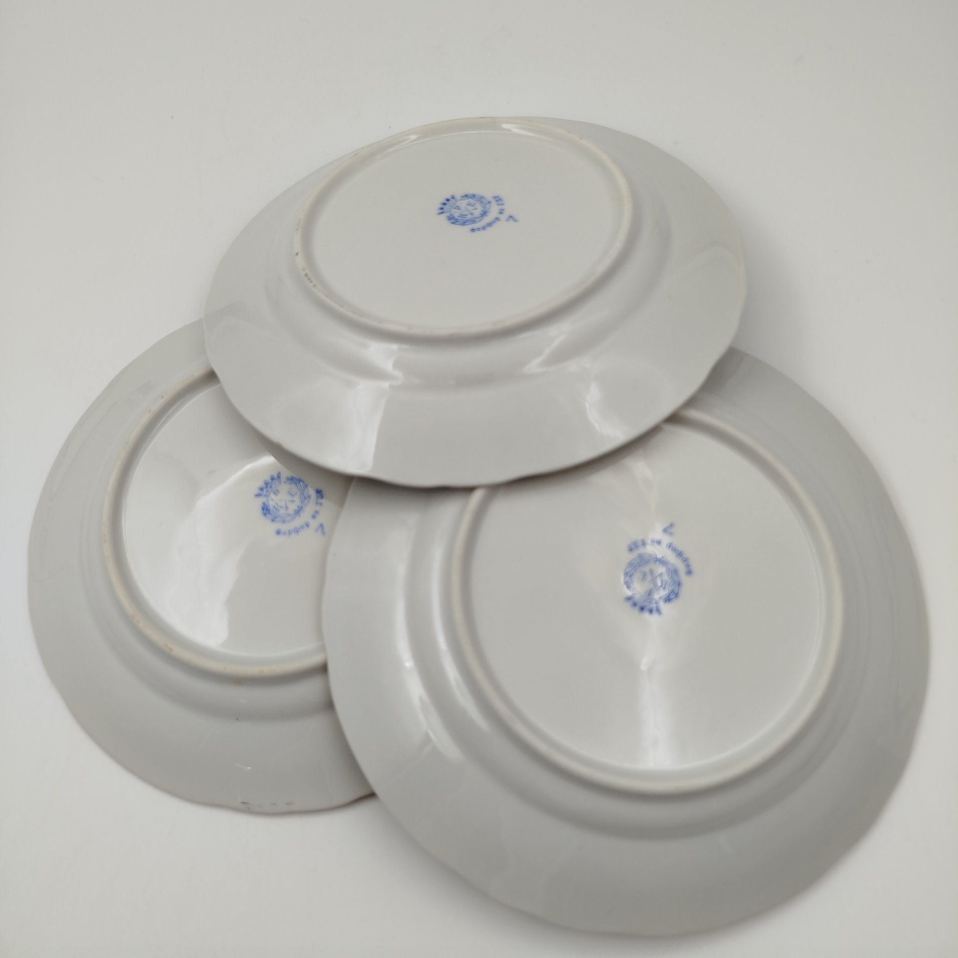 Набор десертных тарелок с цветочным декором и золотистым кантом (3 шт.), фарфор, деколь, золочение, Porzellanfabrik Kalk (KPE), ГДР, 1950-1990 гг.