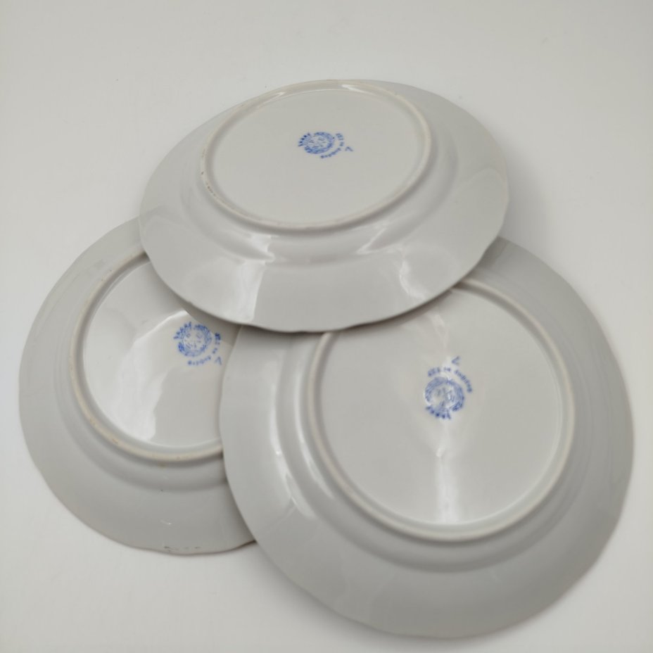 Набор десертных тарелок с цветочным декором и золотистым кантом (3 шт.), фарфор, деколь, золочение, Porzellanfabrik Kalk (KPE), ГДР, 1950-1990 гг.