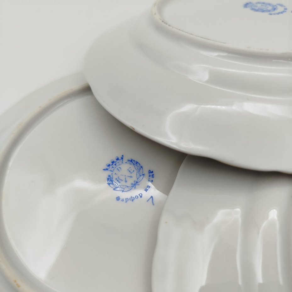 Набор десертных тарелок с цветочным декором и золотистым кантом (3 шт.), фарфор, деколь, золочение, Porzellanfabrik Kalk (KPE), ГДР, 1950-1990 гг.