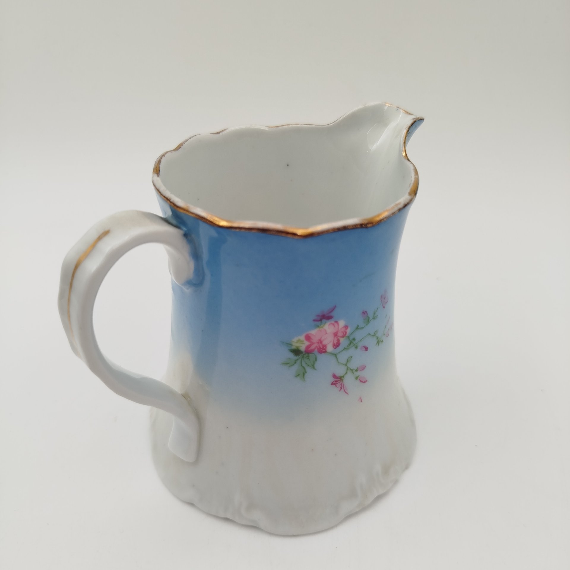 Молочник с декором из полевых цветов, фарфор, крытье, деколь, золочение, Российская империя, 1880-1910 гг.