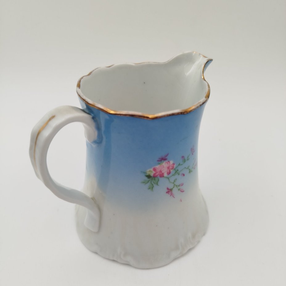 Молочник с декором из полевых цветов