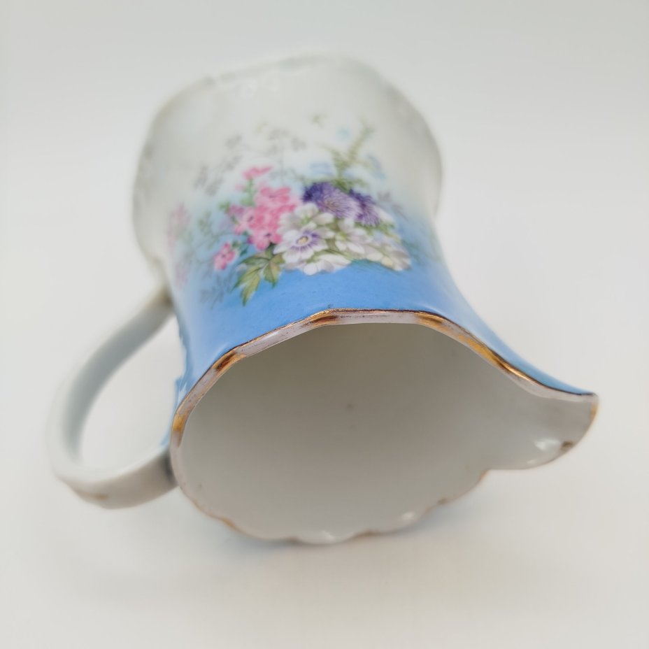 Молочник с декором из полевых цветов