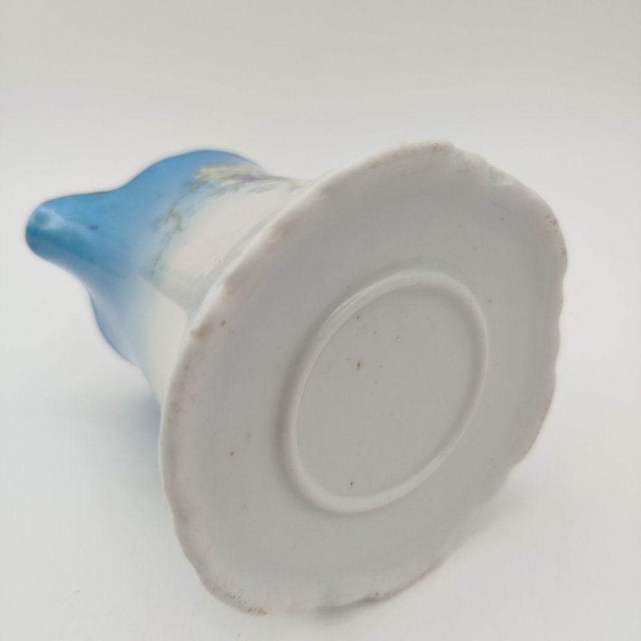 Молочник с декором из полевых цветов