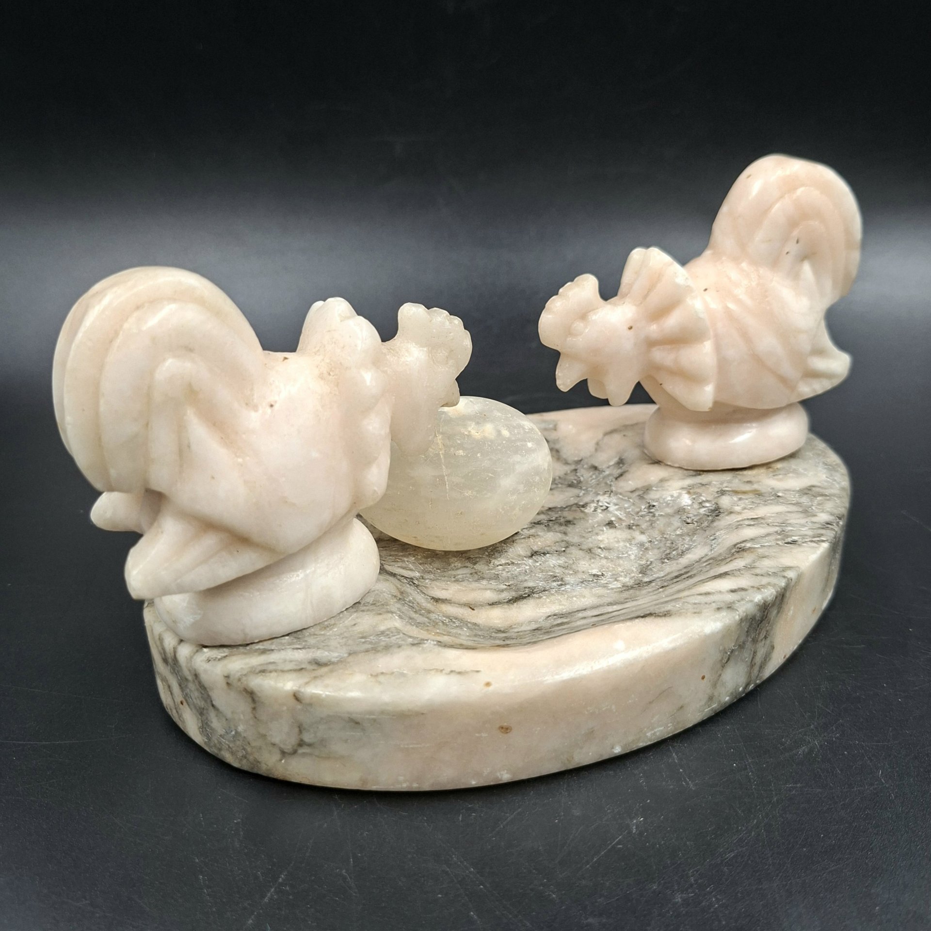 Украшение настольное (мелочница) "Курицы с яйцом", камень, СССР, 1960-1990 гг.