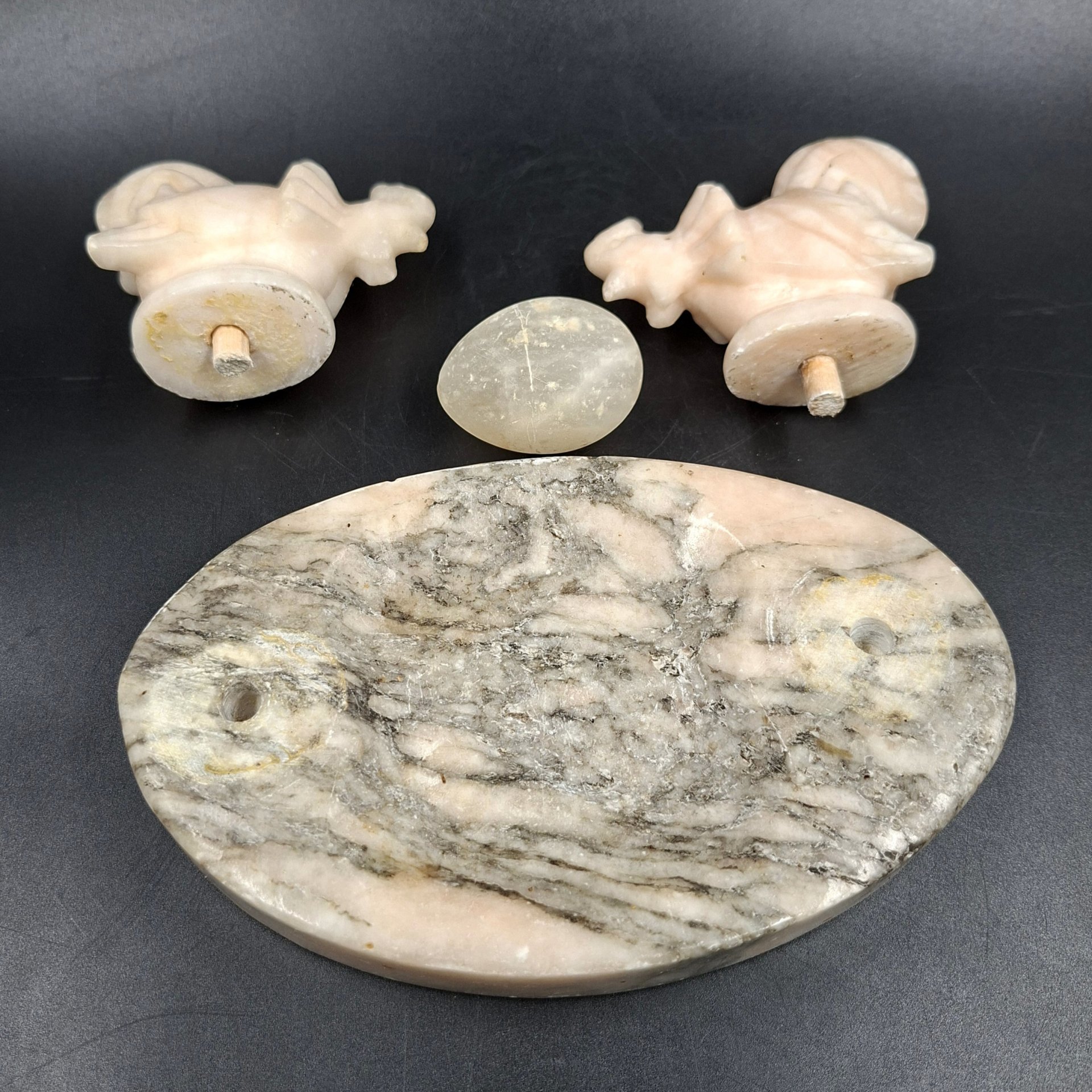 Украшение настольное (мелочница) "Курицы с яйцом", камень, СССР, 1960-1990 гг.