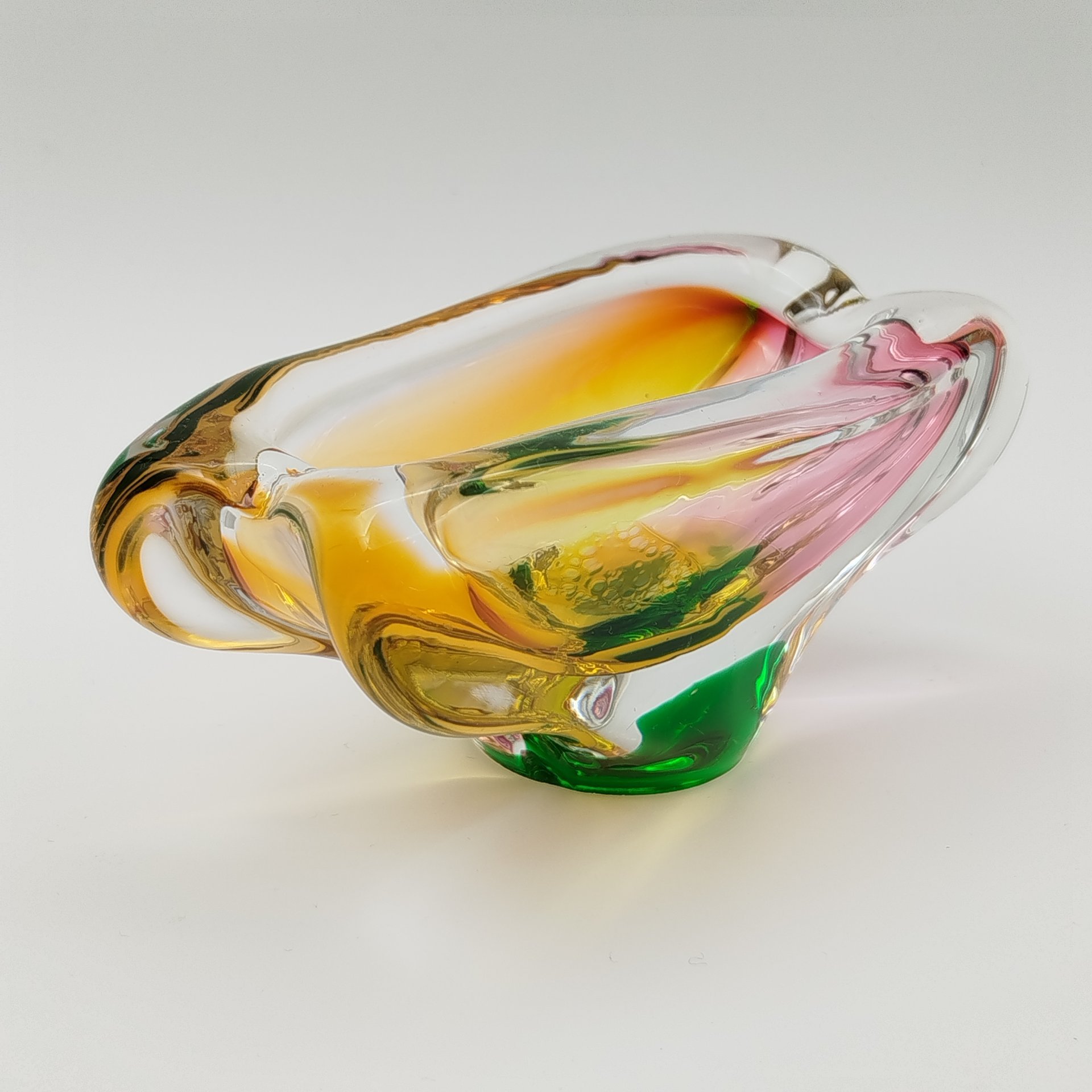 Пепельница зелено-желтого оттенка, автор Josef Rozinek (Йозеф Розинек), стекло, гутная техника, Borske Sklo, Чехословакия, 1960-1980 гг.