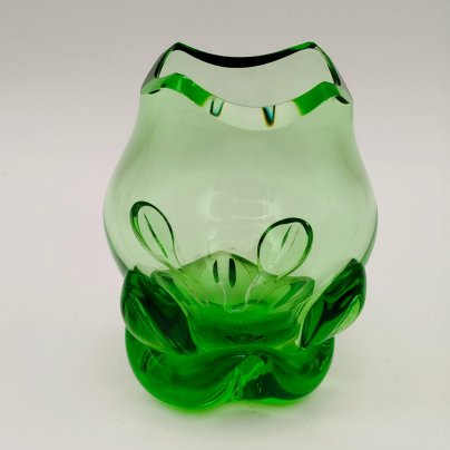 Вазочка миниатюрная зеленого цвета на фигурном основании, стекло, Европа, 1960-1990 гг.