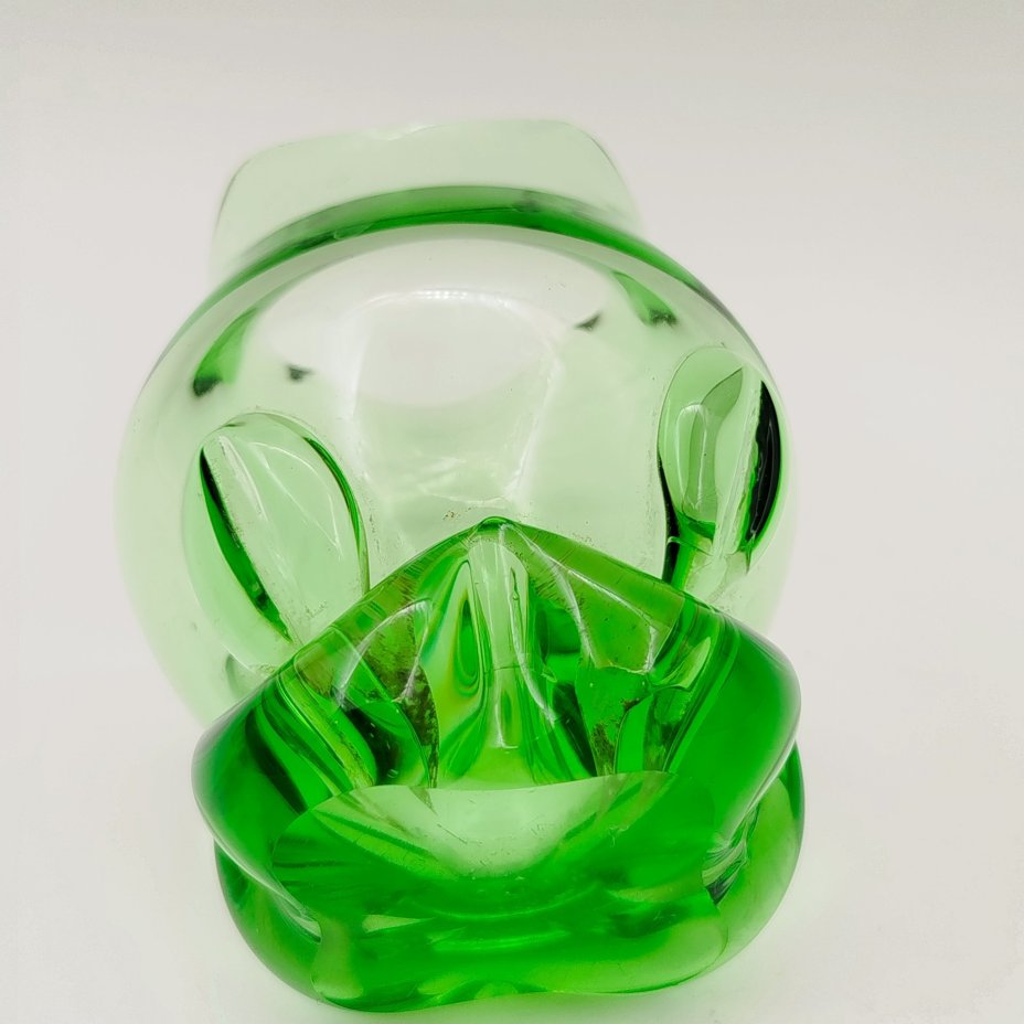 Вазочка миниатюрная зеленого цвета на фигурном основании