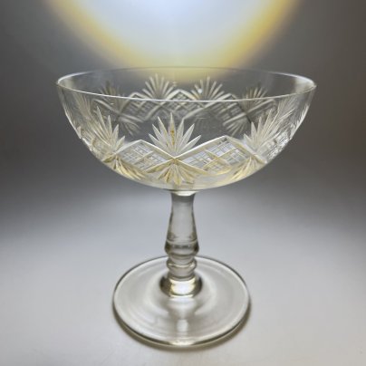 Вазочка для десерта (бонбоньерка) на ножке с резным геометрическим декором, стекло, алмазная грань, СССР, 1970-1990 гг.