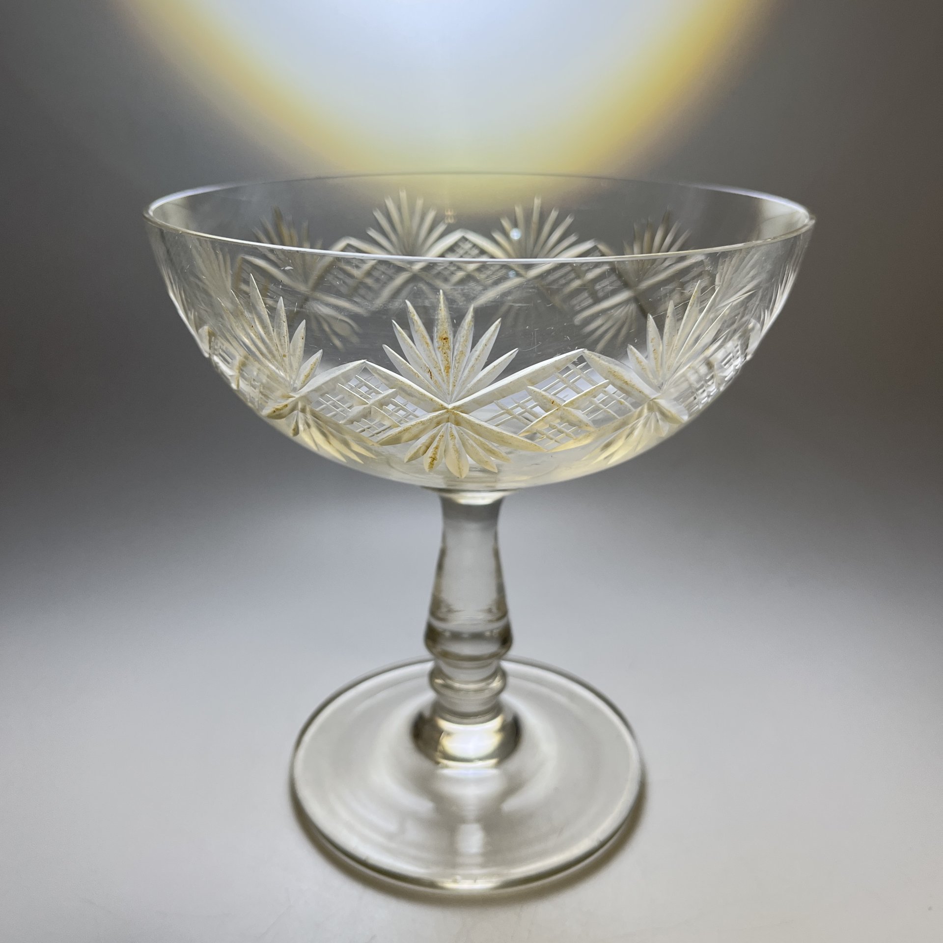 Вазочка для десерта (бонбоньерка) на ножке с резным геометрическим декором, стекло, алмазная грань, СССР, 1970-1990 гг.