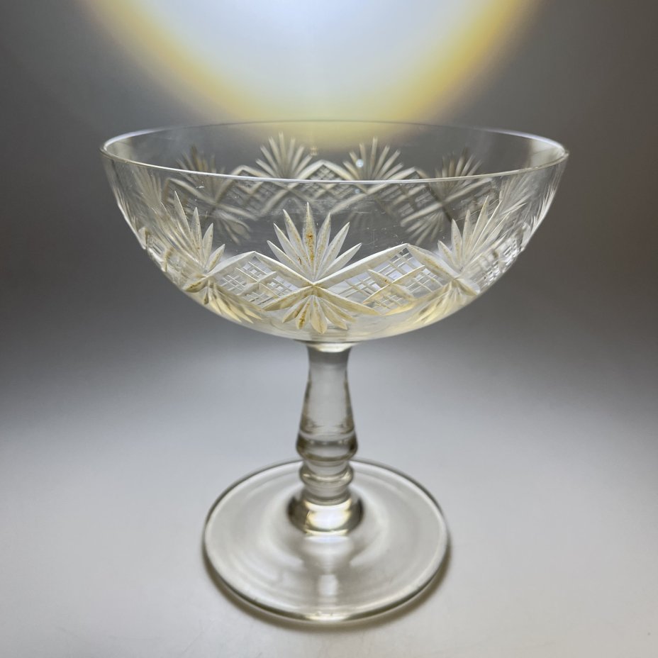 Вазочка для десерта (бонбоньерка) на ножке с резным геометрическим декором, стекло, алмазная грань, СССР, 1970-1990 гг.