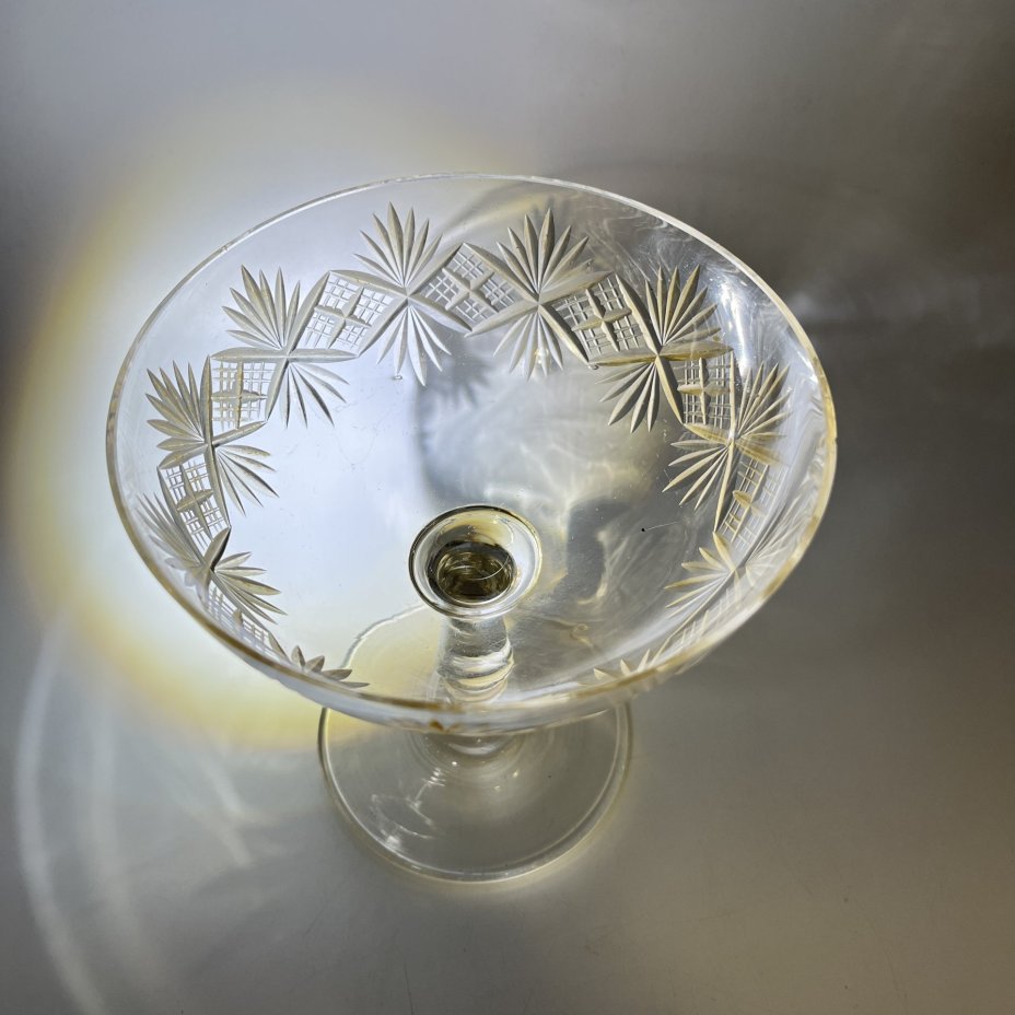 Вазочка для десерта (бонбоньерка) на ножке с резным геометрическим декором, стекло, алмазная грань, СССР, 1970-1990 гг.