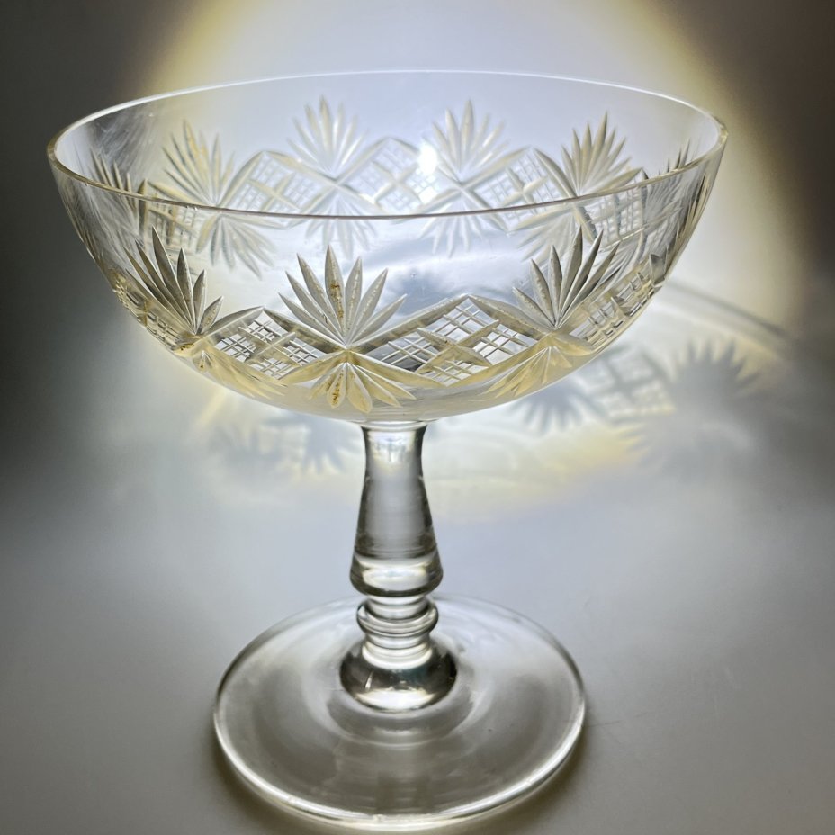 Вазочка для десерта (бонбоньерка) на ножке с резным геометрическим декором, стекло, алмазная грань, СССР, 1970-1990 гг.