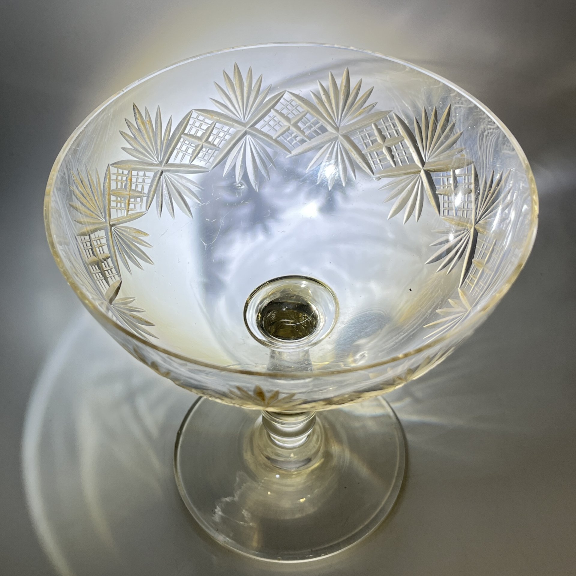Вазочка для десерта (бонбоньерка) на ножке с резным геометрическим декором, стекло, алмазная грань, СССР, 1970-1990 гг.