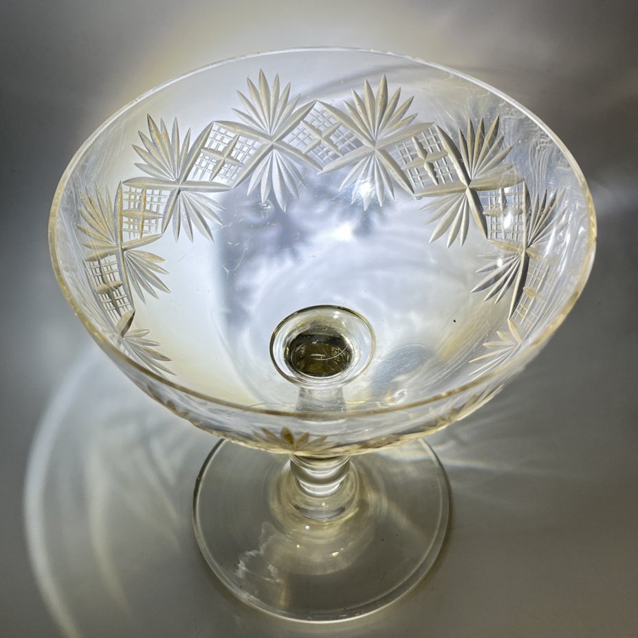 Вазочка для десерта (бонбоньерка) на ножке с резным геометрическим декором, стекло, алмазная грань, СССР, 1970-1990 гг.