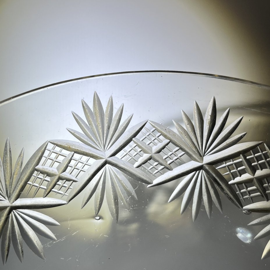 Вазочка для десерта (бонбоньерка) на ножке с резным геометрическим декором, стекло, алмазная грань, СССР, 1970-1990 гг.