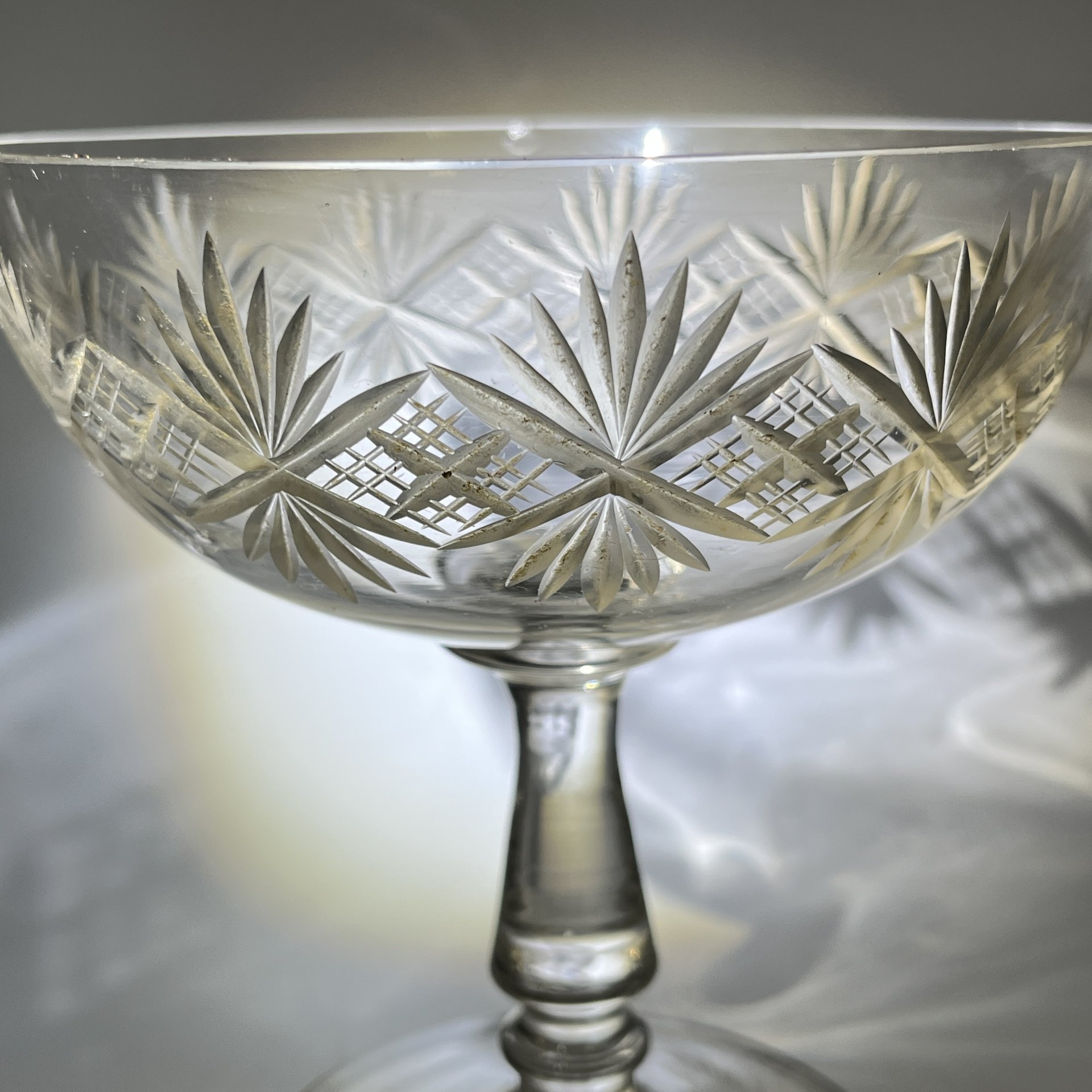 Вазочка для десерта (бонбоньерка) на ножке с резным геометрическим декором, стекло, алмазная грань, СССР, 1970-1990 гг.