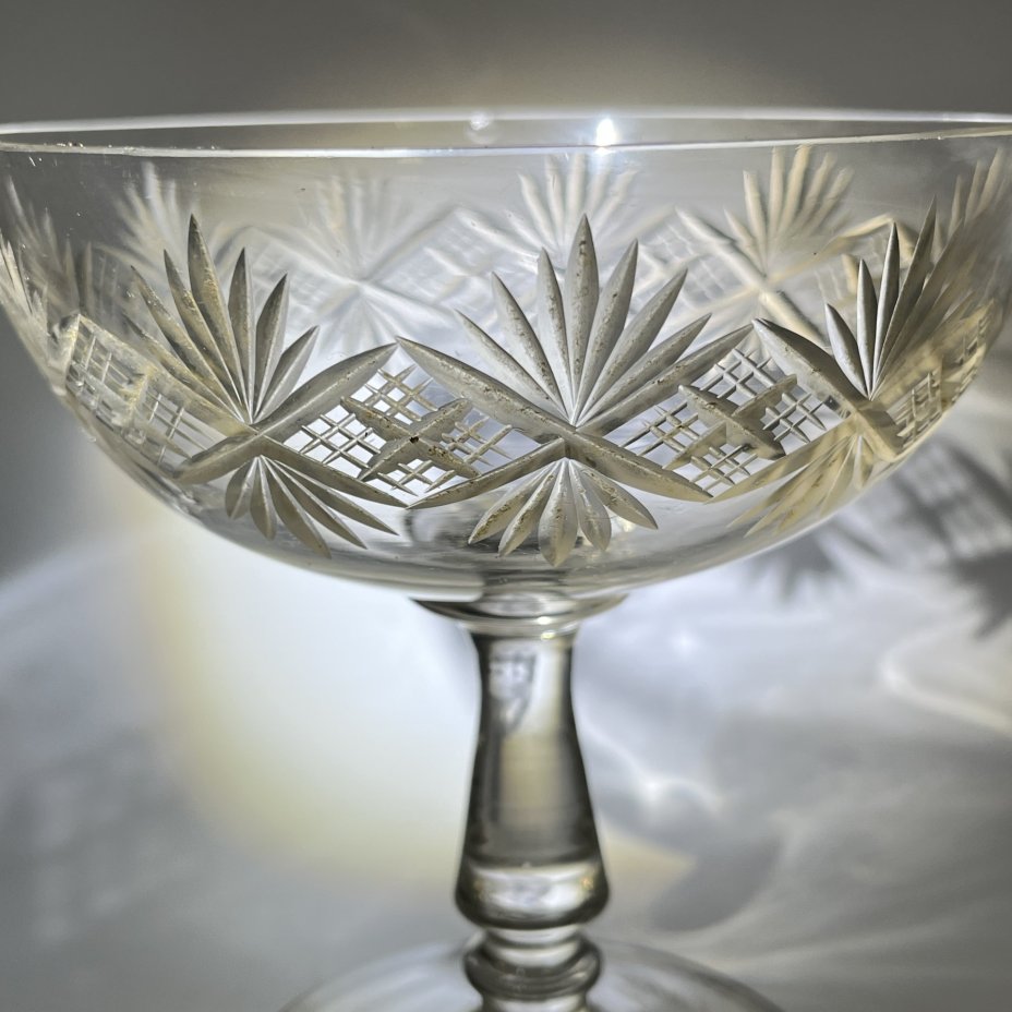 Вазочка для десерта (бонбоньерка) на ножке с резным геометрическим декором, стекло, алмазная грань, СССР, 1970-1990 гг.