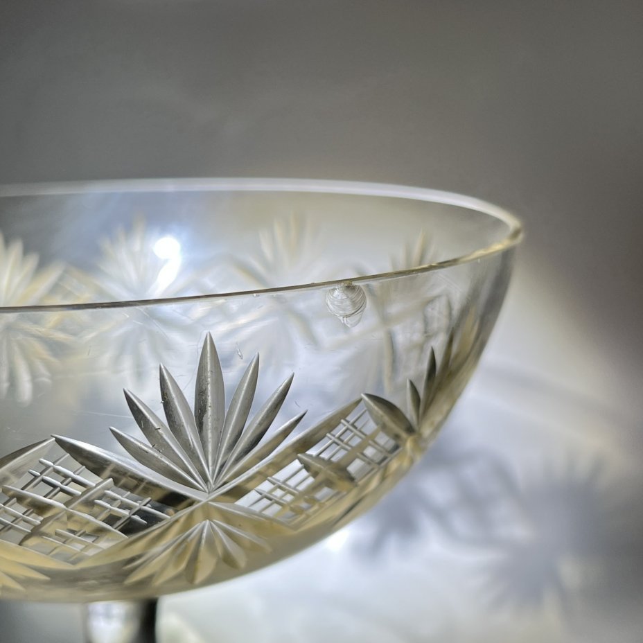 Вазочка для десерта (бонбоньерка) на ножке с резным геометрическим декором, стекло, алмазная грань, СССР, 1970-1990 гг.