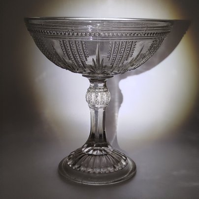 Фруктовница на высокой граненой ножке с рельефным декором на чаше