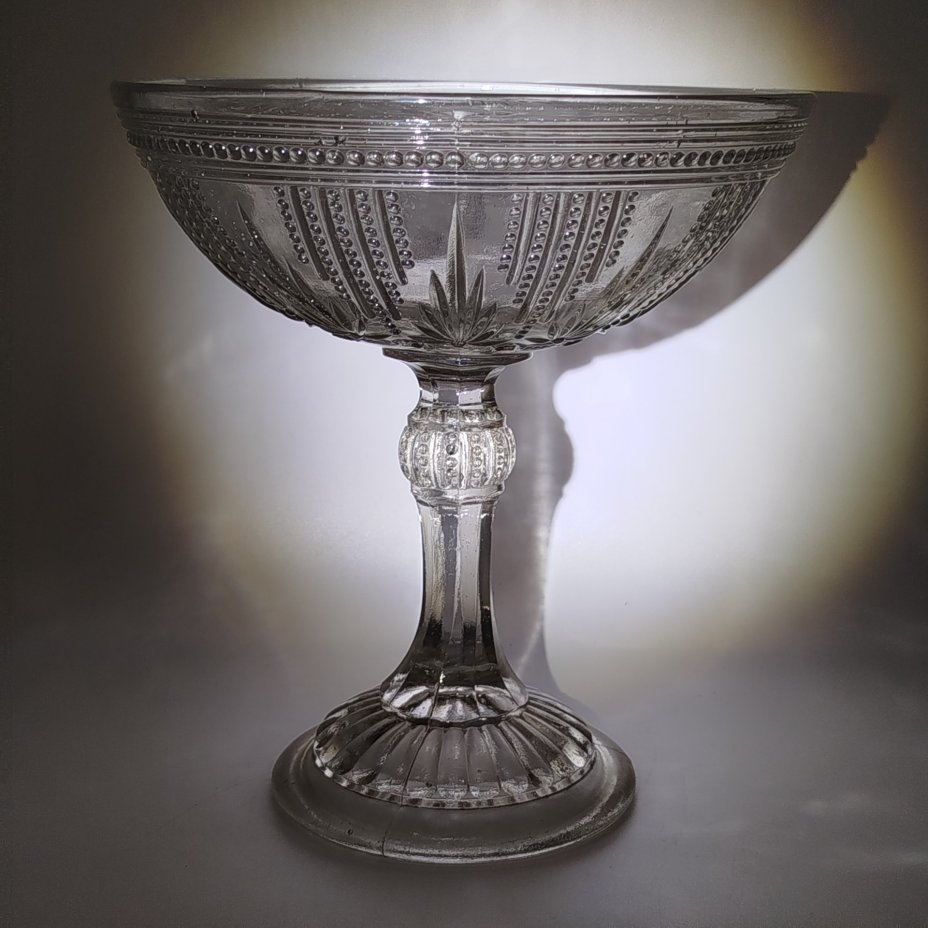 Фруктовница на высокой граненой ножке с рельефным декором на чаше