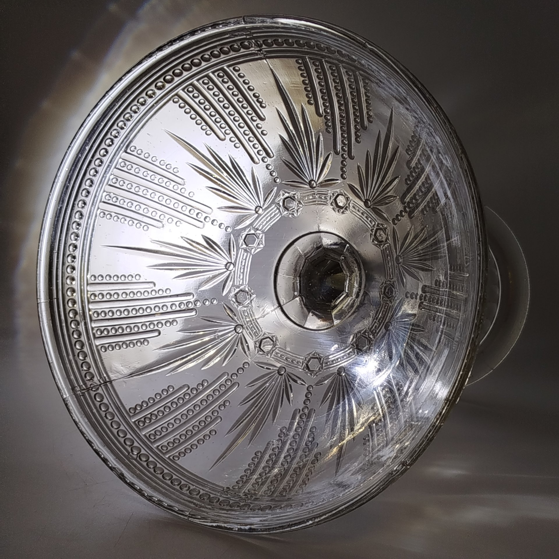 Фруктовница на высокой граненой ножке с рельефным декором на чаше