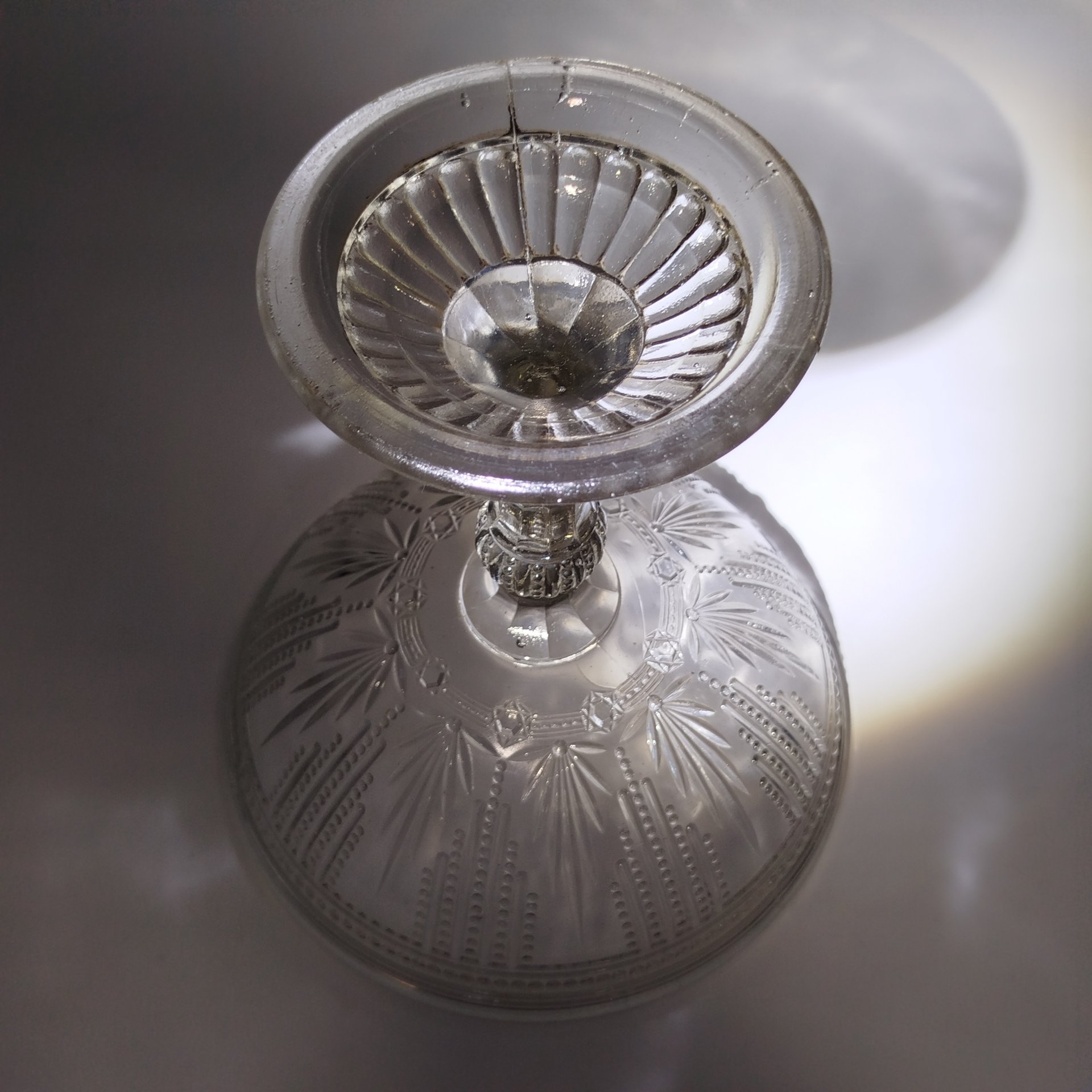 Фруктовница на высокой граненой ножке с рельефным декором на чаше