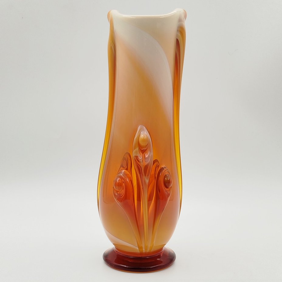 Ваза для цветов изящной формы, стекло, сульфидно-цинковое, гутная техника, налепы, Стекольный завод «Красный май», СССР, 1960-1970 гг.