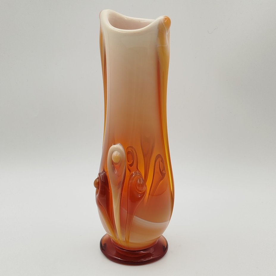 Ваза для цветов изящной формы, стекло, сульфидно-цинковое, гутная техника, налепы, Стекольный завод «Красный май», СССР, 1960-1970 гг.