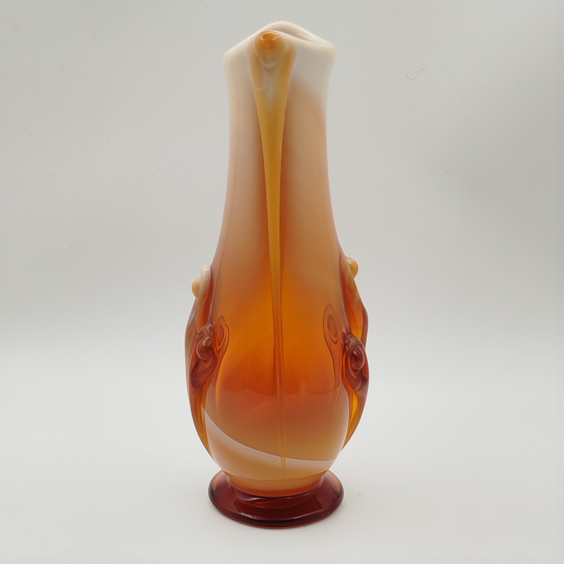 Ваза для цветов изящной формы, стекло, сульфидно-цинковое, гутная техника, налепы, Стекольный завод «Красный май», СССР, 1960-1970 гг.