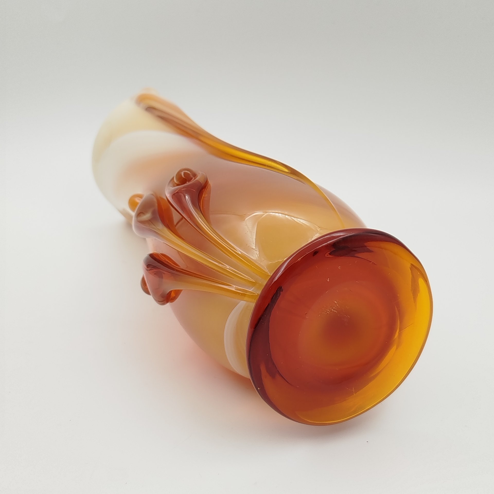 Ваза для цветов изящной формы, стекло, сульфидно-цинковое, гутная техника, налепы, Стекольный завод «Красный май», СССР, 1960-1970 гг.