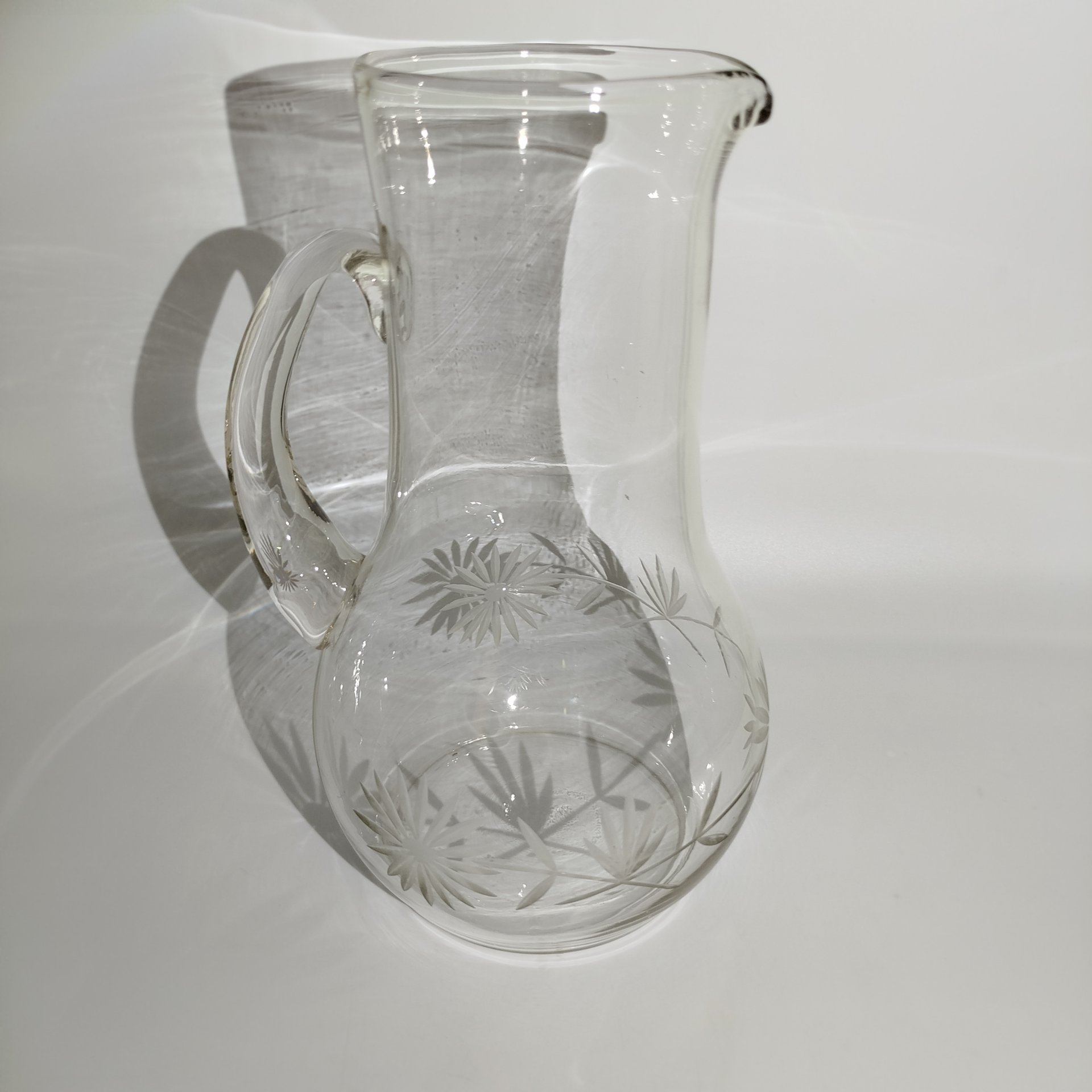 Кувшин, украшеный цветочным декором, стекло, алмазная грань, СССР, 1970-1990 гг.