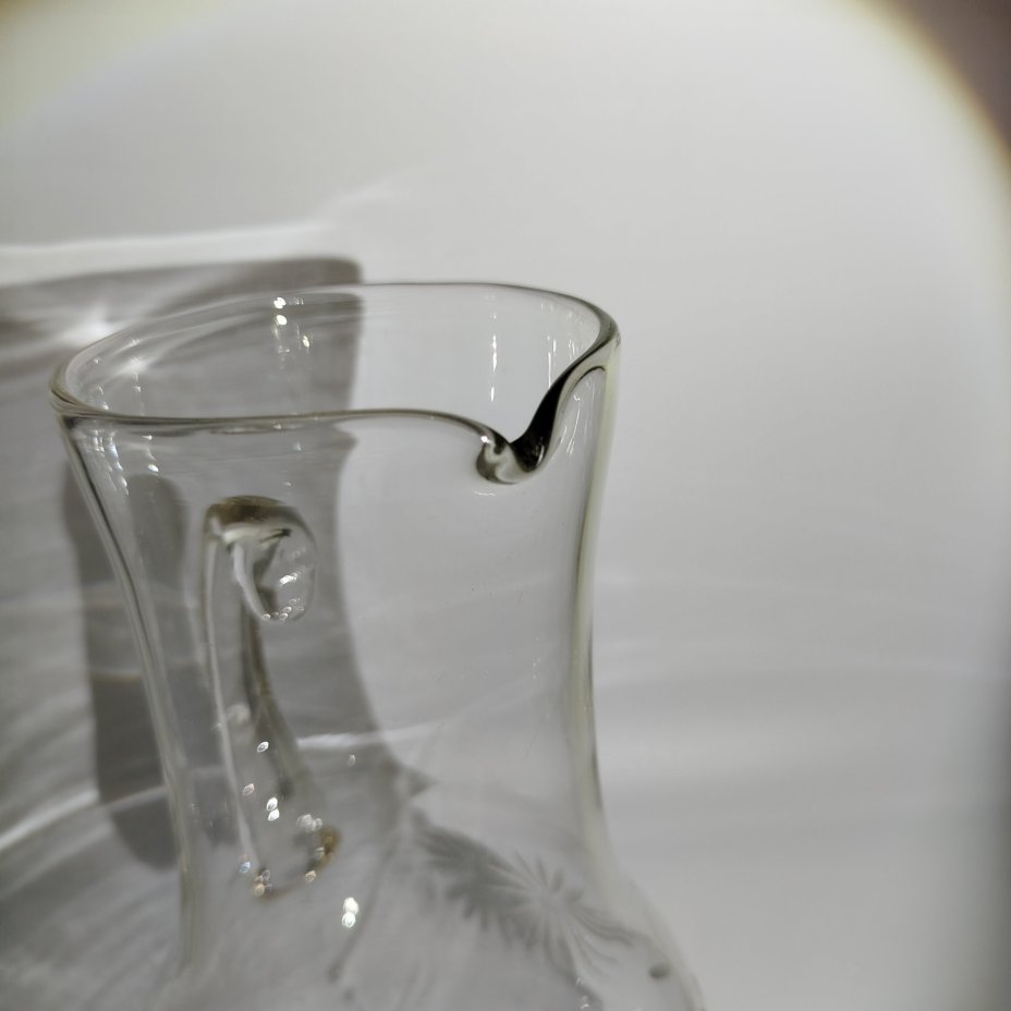 Кувшин, украшеный цветочным декором