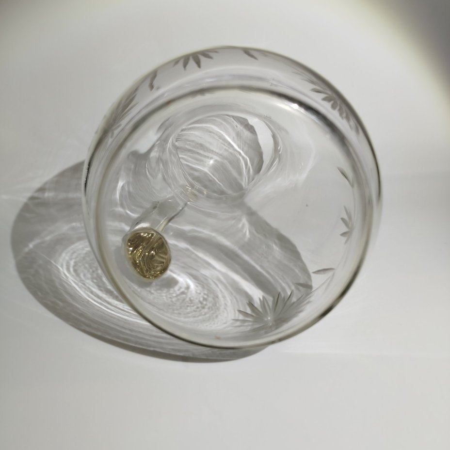 Кувшин, украшеный цветочным декором