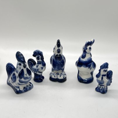 Набор из 5 статуэток в виде петухов (подбор), Гжель, фарфор, роспись, Россия, 1990-2010 гг.