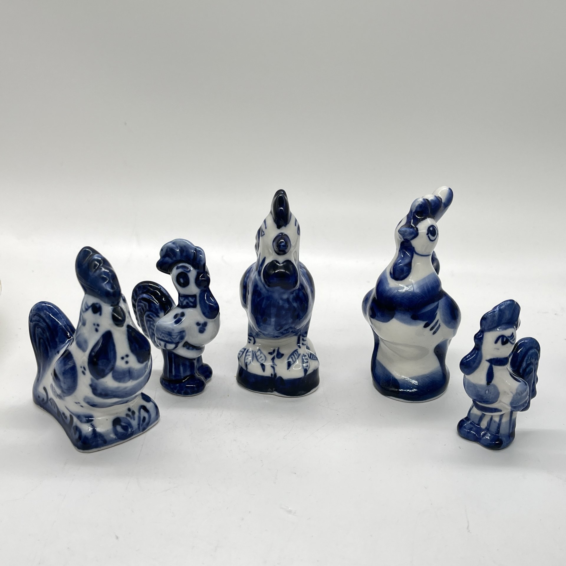 Набор из 5 статуэток в виде петухов (подбор), Гжель, фарфор, роспись, Россия, 1990-2010 гг.