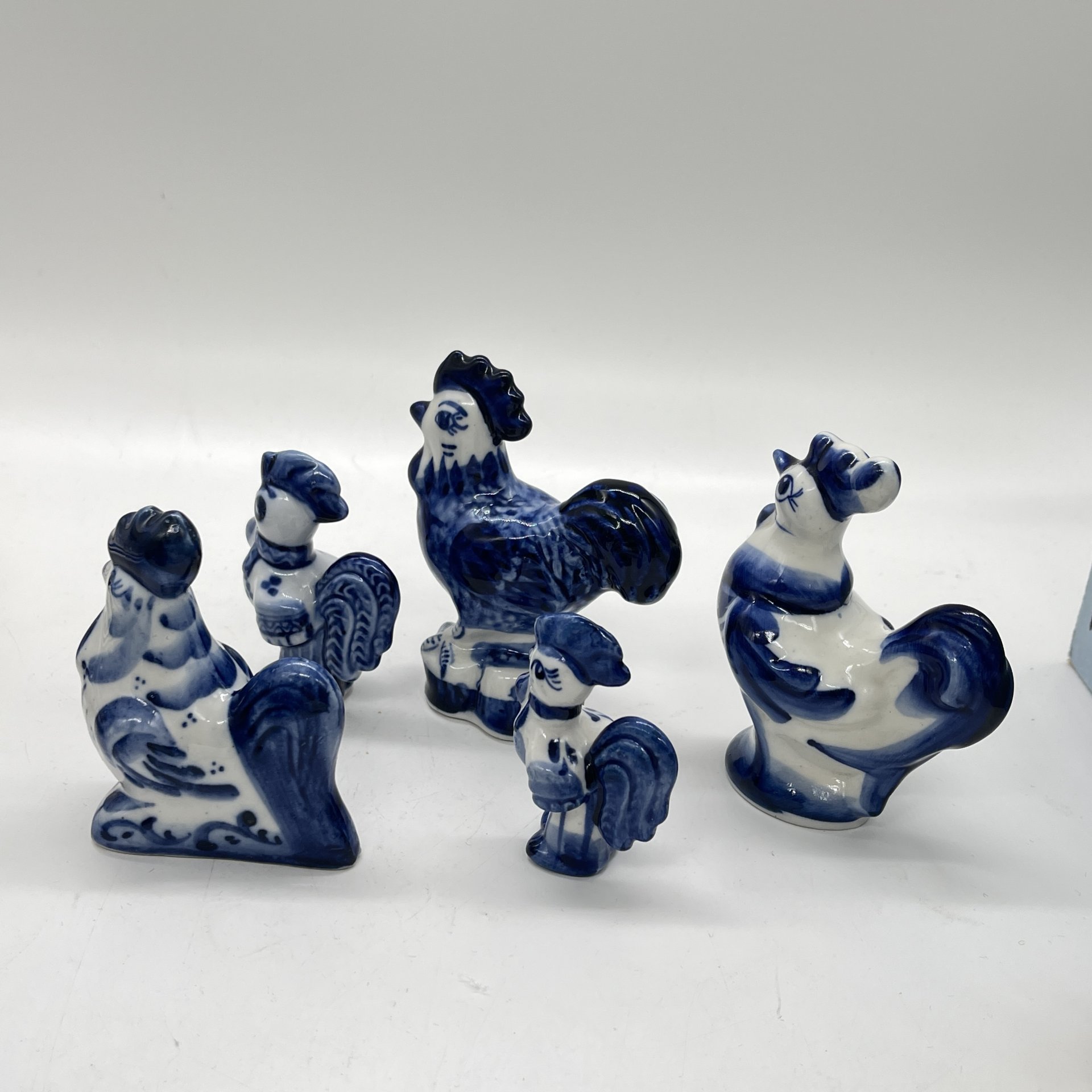 Набор из 5 статуэток в виде петухов (подбор), Гжель, фарфор, роспись, Россия, 1990-2010 гг.