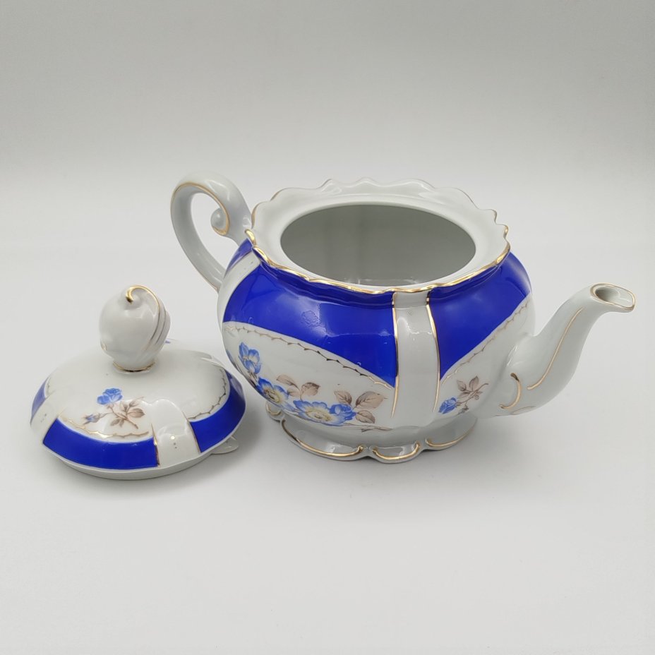 Чайник заварочный, украшенный цветочным декором, фарфор, крытье, деколь, золочение, Stadtilmer Porzellan, Германия, 1950-1970 гг.