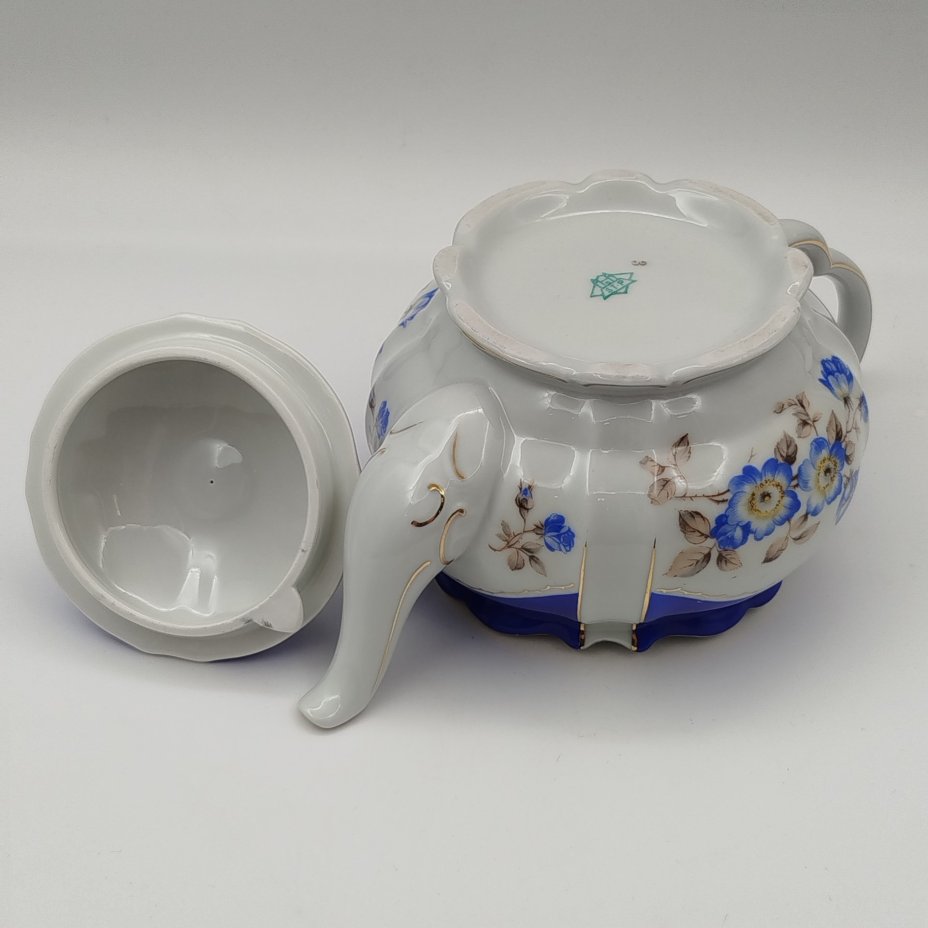 Чайник заварочный, украшенный цветочным декором, фарфор, крытье, деколь, золочение, Stadtilmer Porzellan, Германия, 1950-1970 гг.