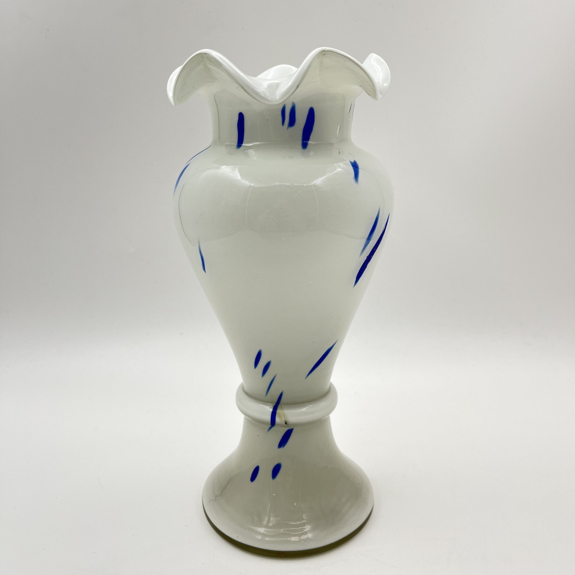 Ваза с фестончатым бортом, стекло, гутная техника, СССР, 1970-1990 гг.