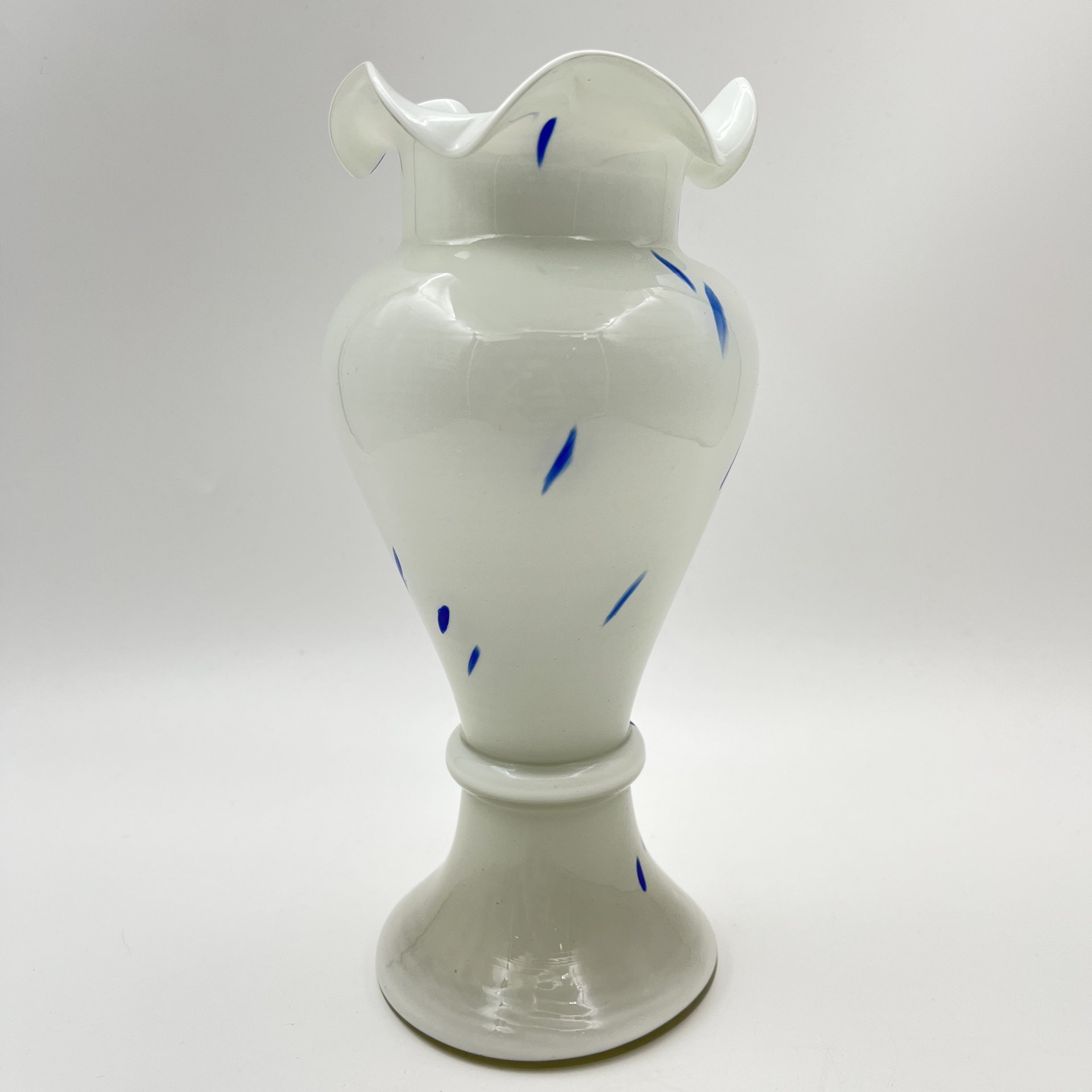 Ваза с фестончатым бортом, стекло, гутная техника, СССР, 1970-1990 гг.