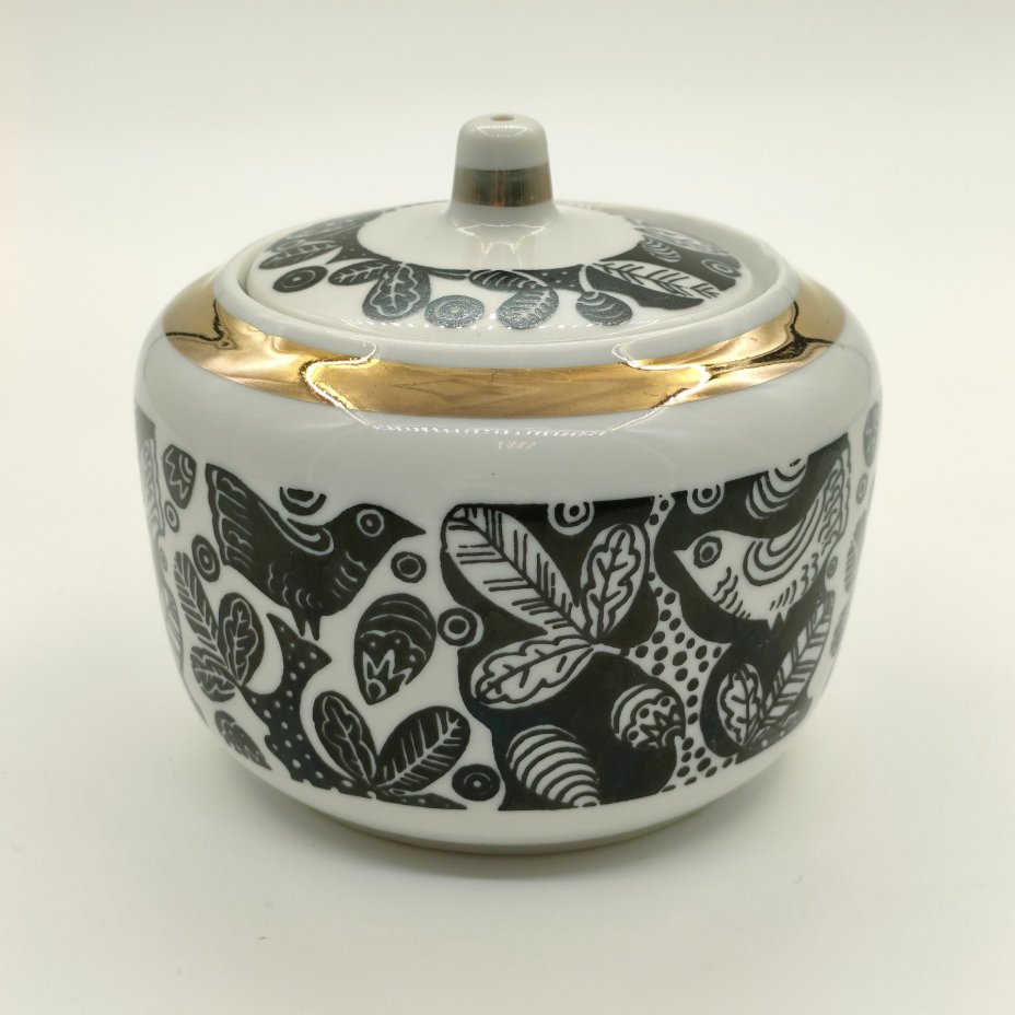 Сахарница со стилизованным декором в виде птиц на ветках, фарфор, деколь, золочение, Дмитровский фарфоровый завод (ДФЗ Вербилки), СССР, 1965-1991 гг.