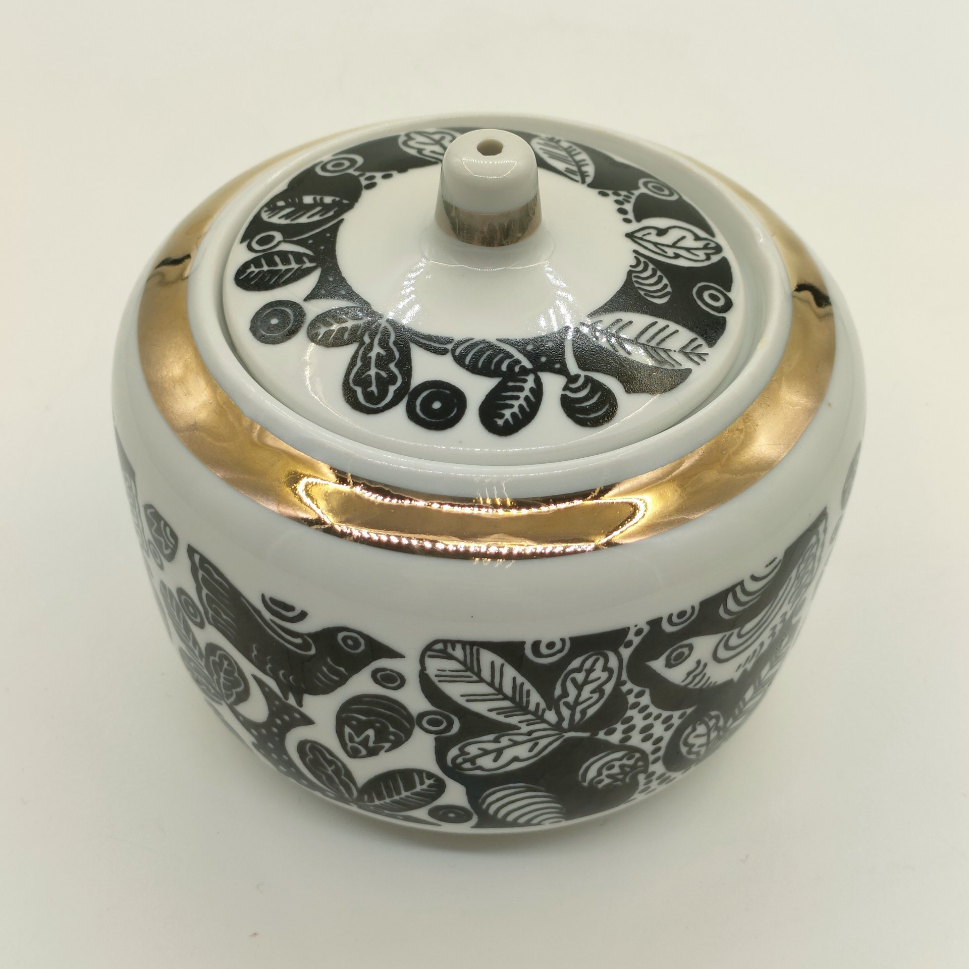 Сахарница со стилизованным декором в виде птиц на ветках, фарфор, деколь, золочение, Дмитровский фарфоровый завод (ДФЗ Вербилки), СССР, 1965-1991 гг.