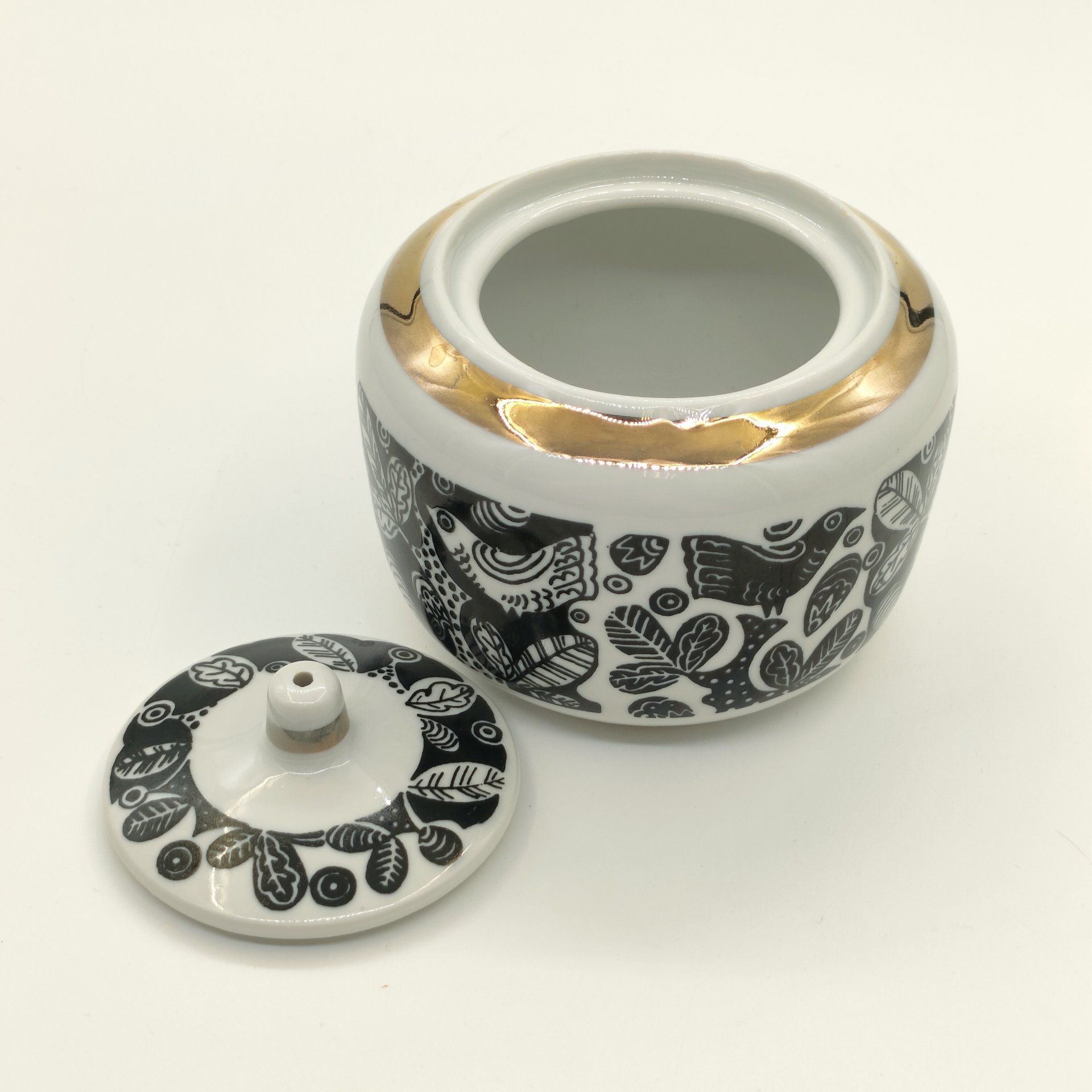 Сахарница со стилизованным декором в виде птиц на ветках, фарфор, деколь, золочение, Дмитровский фарфоровый завод (ДФЗ Вербилки), СССР, 1965-1991 гг.